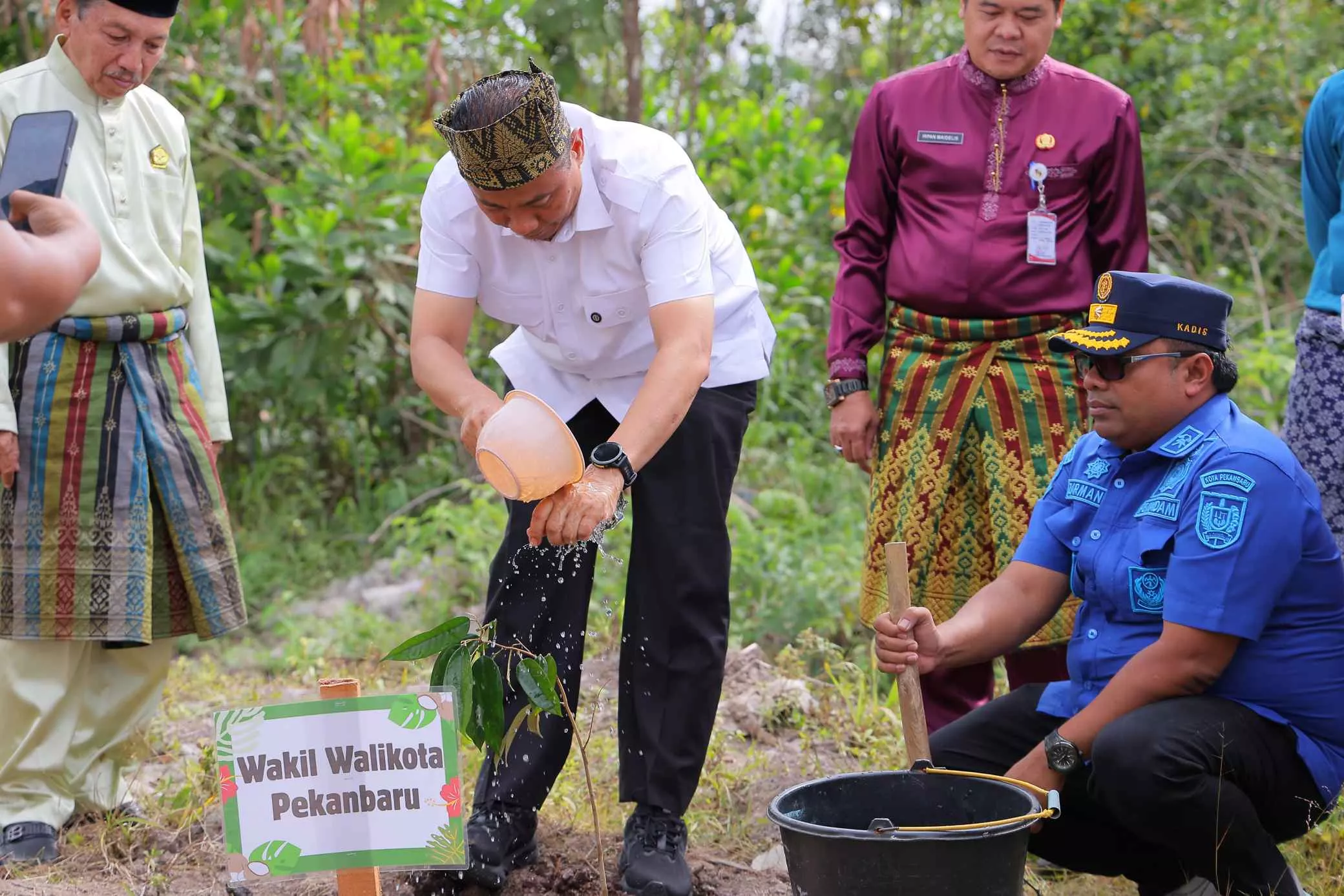 Sukseskan Green City, Wawako Pekanbaru Launching Penanaman Pohon di SMPN 44