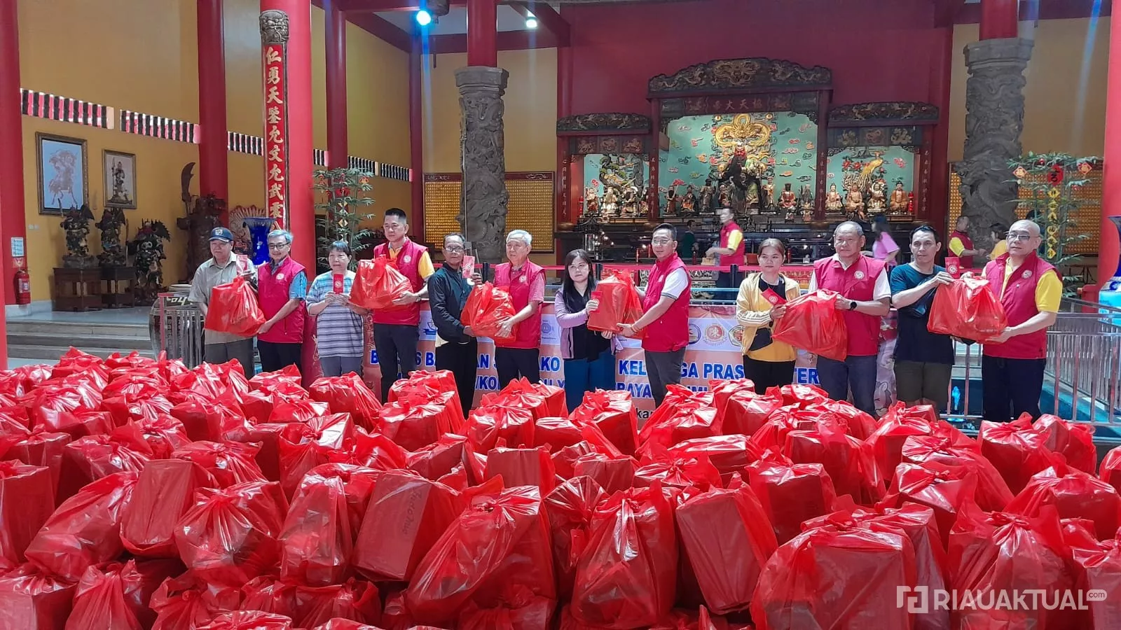 Sambut Imlek 2577, PBBI Salurkan Ratusan Paket Sembako di Vihara Kwan Tee Kong Bio 