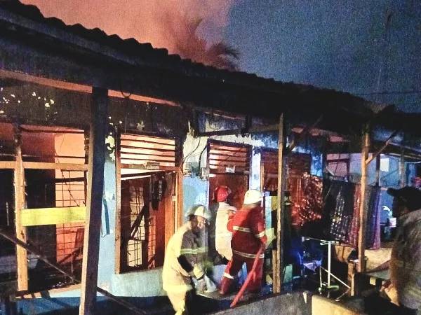 Rumah Petak 4 Pintu di Tenayan Raya Pekanbaru Terbakar