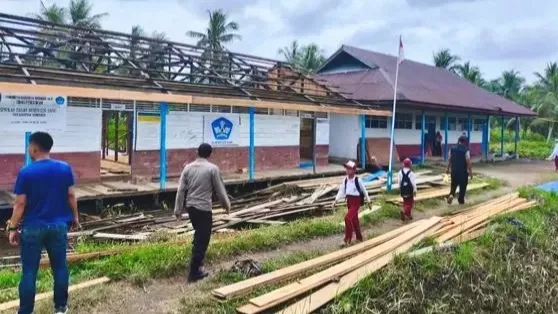 Tak Hanya Jembatan, Polda Riau Renovasi Bangunan Kelas SD Terpencil di Inhil