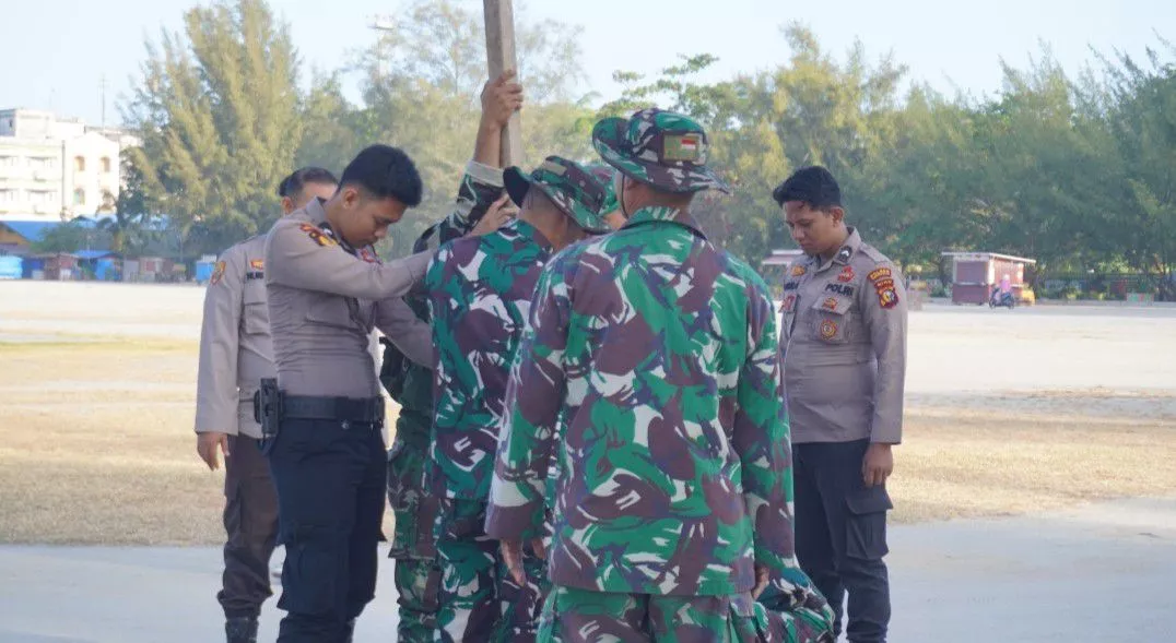 Polres Bengkalis dan Forkopimda Gotong Royong Massal Bersihkan Taman Jalur
