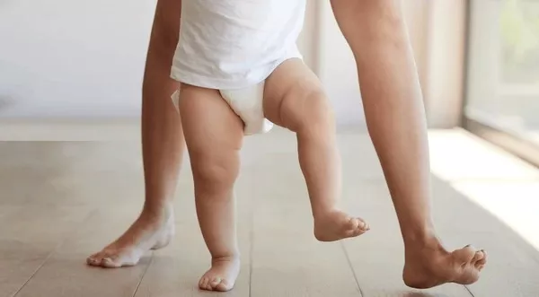 Mitos atau Fakta: Bayi yang Cepat Berjalan Itu Pintar?