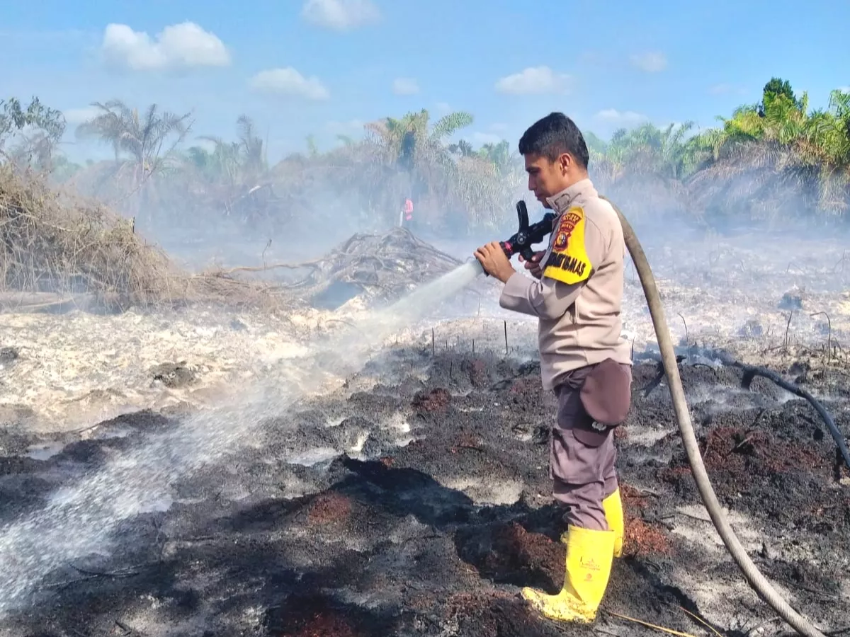 Cegah Karhutla Meluas, Polisi di Siak Lakukan Pemadaman dan Pendinginan