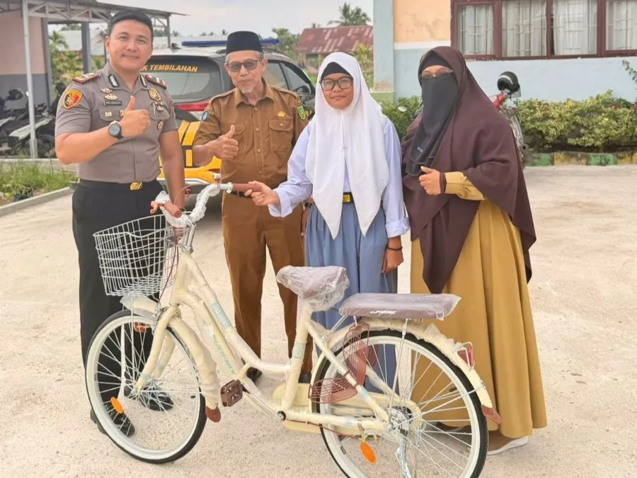 Ke Sekolah Jalan Kaki dan Sering Terlambat, Siswi di Inhil dapat Sepeda dari Kapolsek Tembilahan