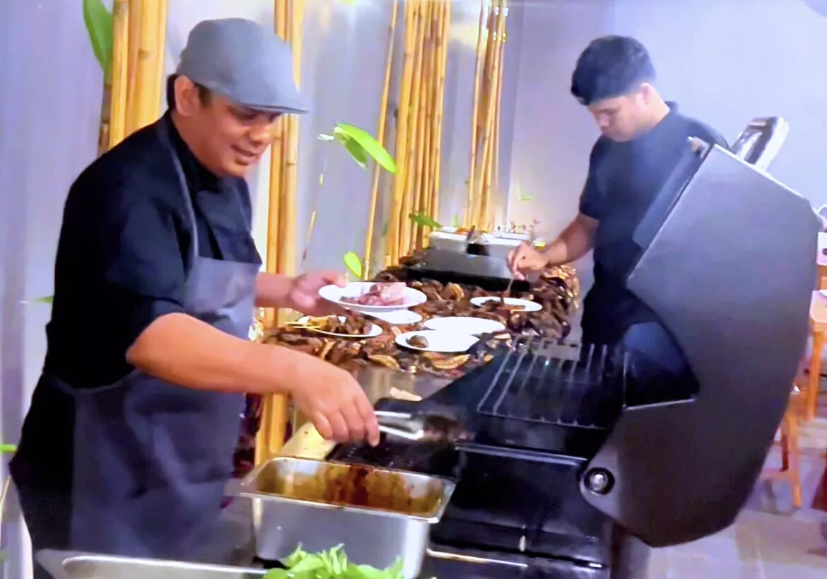 Sajikan Pengalaman Kuliner Interaktif, BATIQA Hotel Pekanbaru Hadirkan BBQ Night dengan Live Cooking Mie Lamian