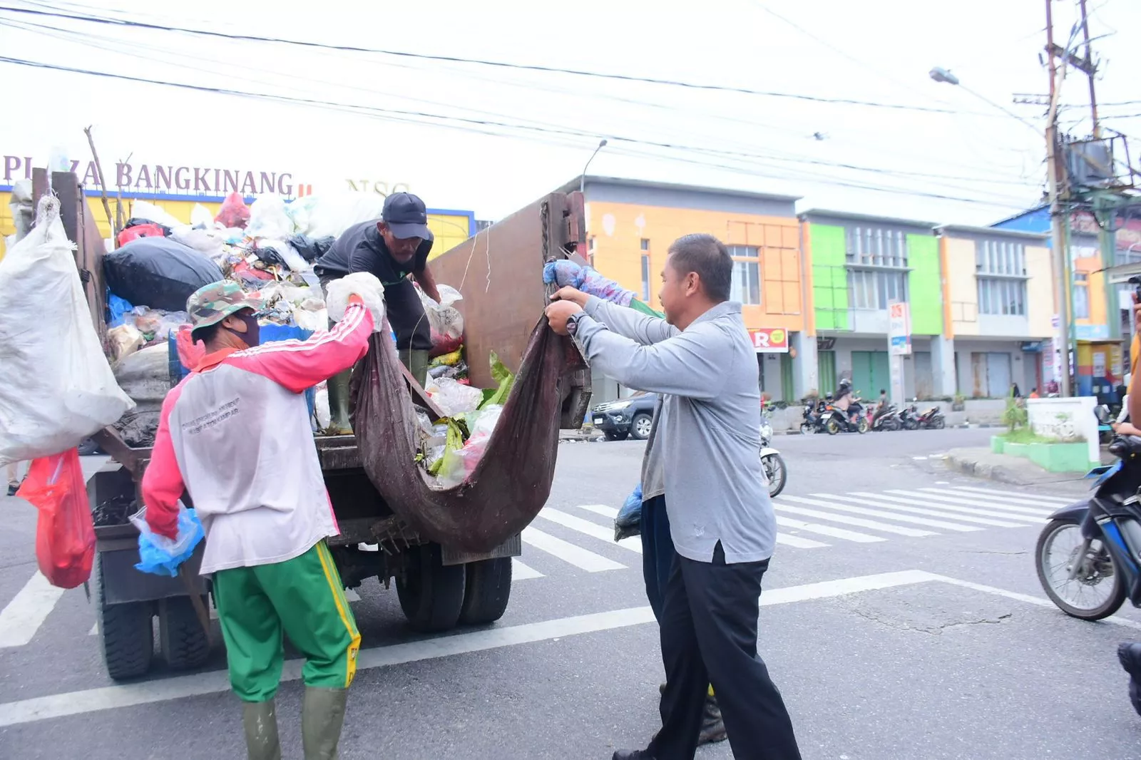 Lanjuti Arahan Presiden, Bupati Ahmad Yuzar Pimpin Gotong Royong Massal Gerakan Indonesia ASRI