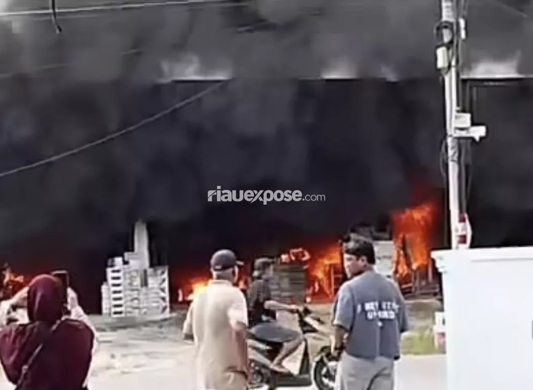 Toko Bangunan di Jalan Ceras Perawang Terbakar, 4 Unit Damkar Dikerahkan
