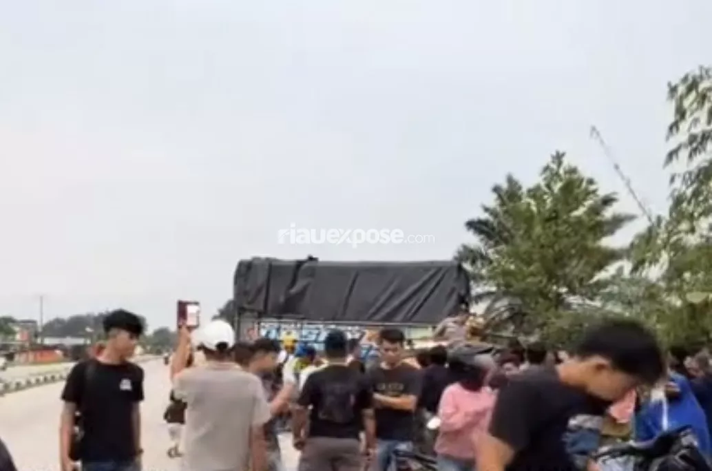Truk Sumbar Laka Maut di Rimbo Panjang, 2 Tewas, Mobil Diburu Polisi