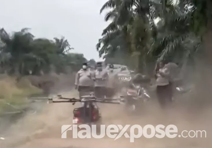 Polda Riau Terjunkan Drone Canggih Padam Karhutla di Siak