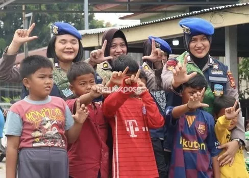 Srikandi Polda Riau Bantu Warga Pesisir, Bawa Sembako dan Klinik Terapung