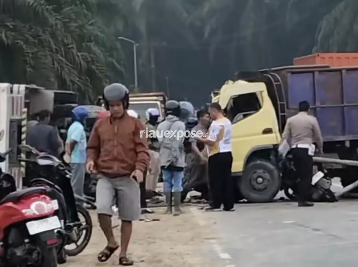Kecelakaan di Simpang Beringin, Truk Terbalik Melintang di Jalan
