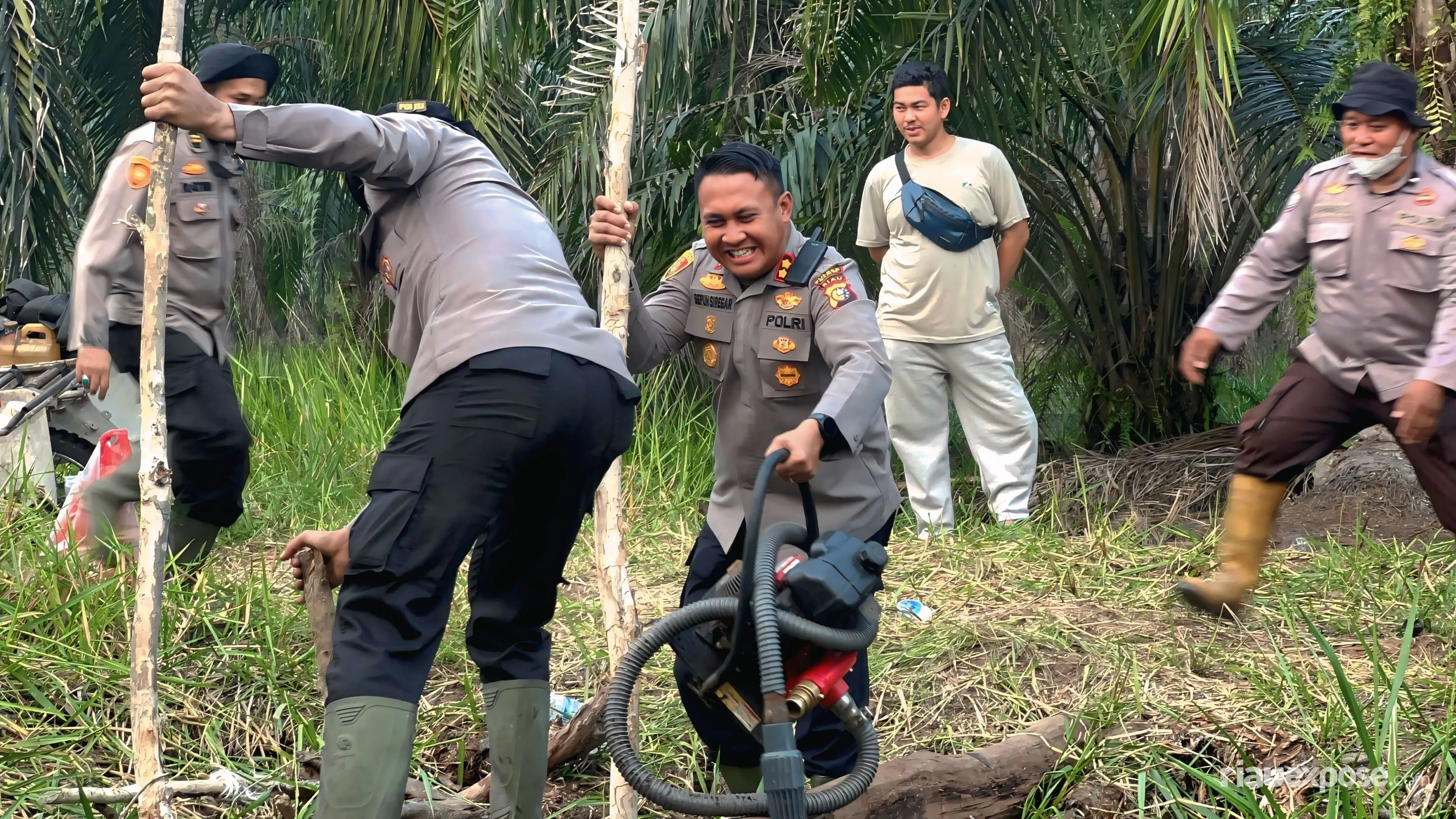 Motivasi Personel, Kapolres Siak Turun Padamkan Karhutla  Dayun