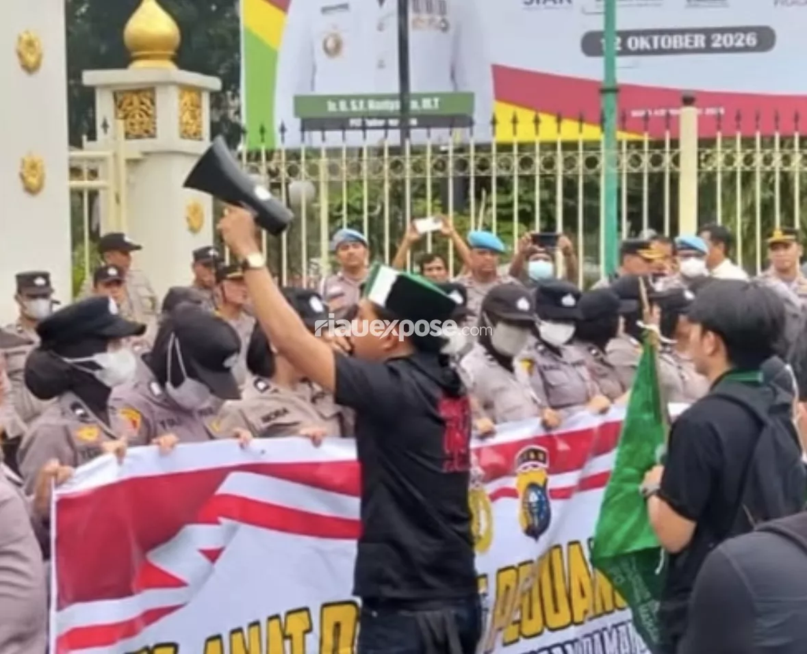 Mahasiswa Geruduk Kantor Gubri, Desak Penanganan Karhutla hingga  LGBT