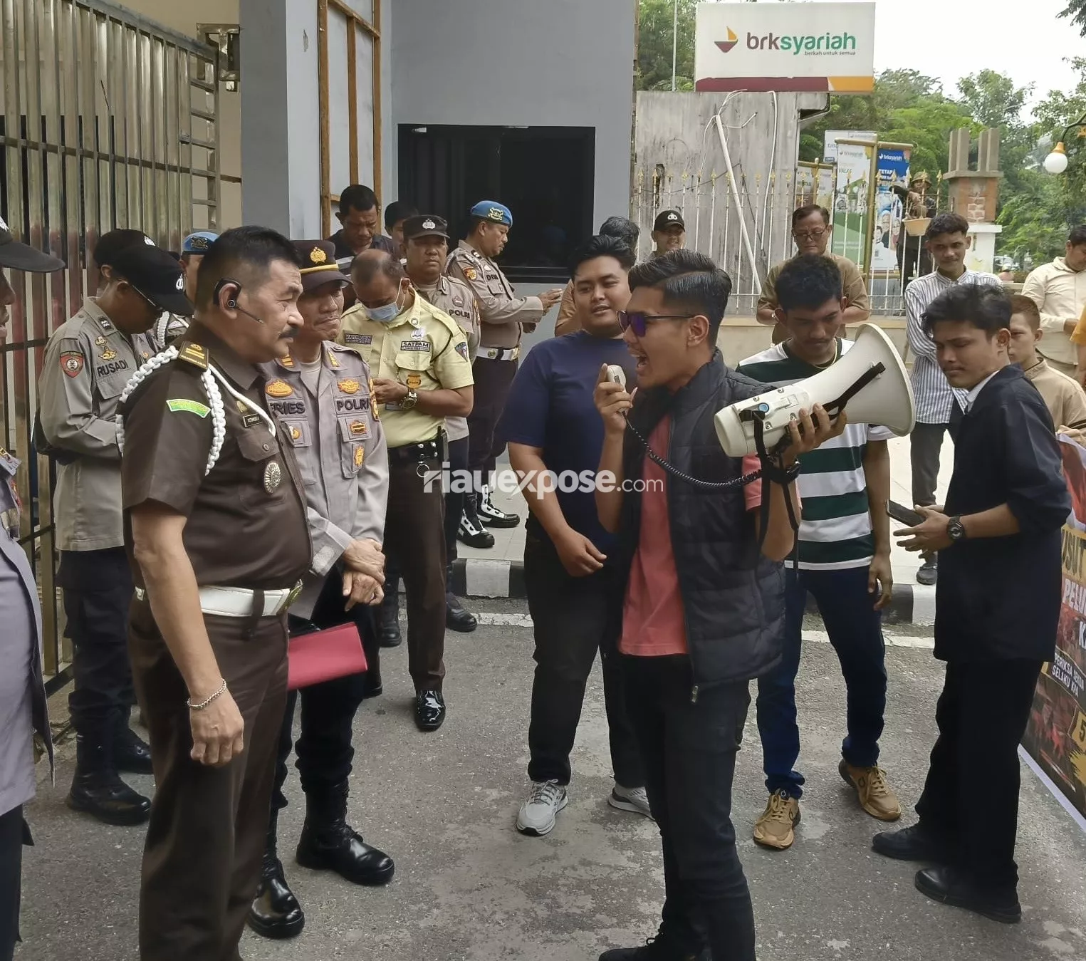 Mahasiswa Geruduk Kejati Riau, Kasus Kendaraan Dinas Meranti Mandek