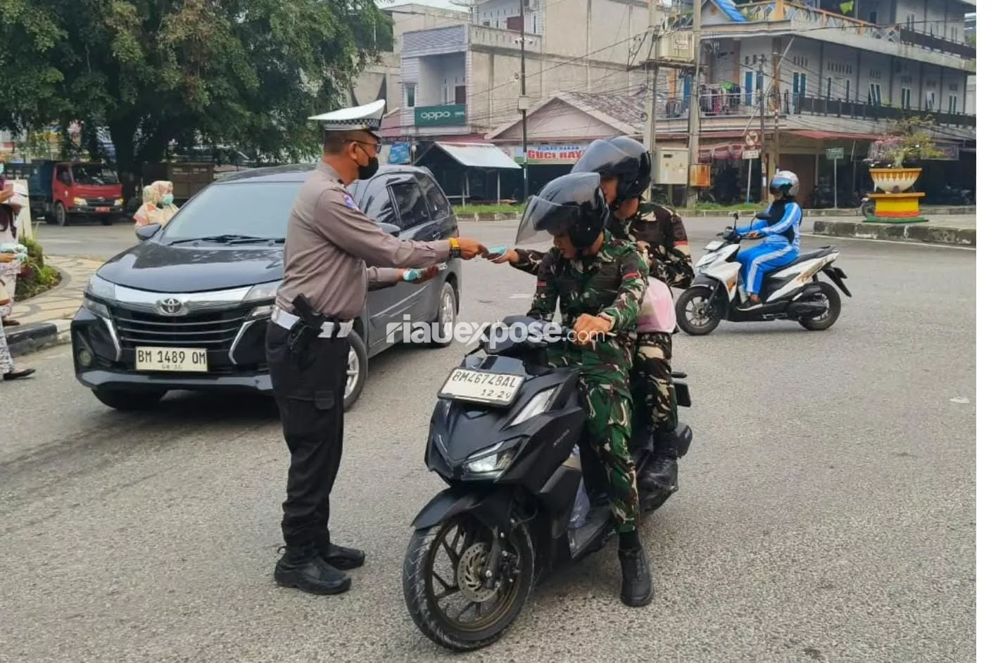 Polres Siak Peduli, Satlantas dan Nakes Bagikan Masker Gratis