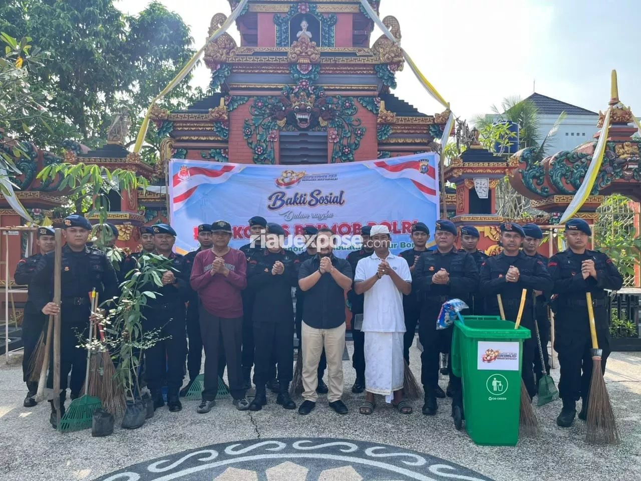  Bakti Sosial Brimob Riau di Pura Agung Jagatnatha