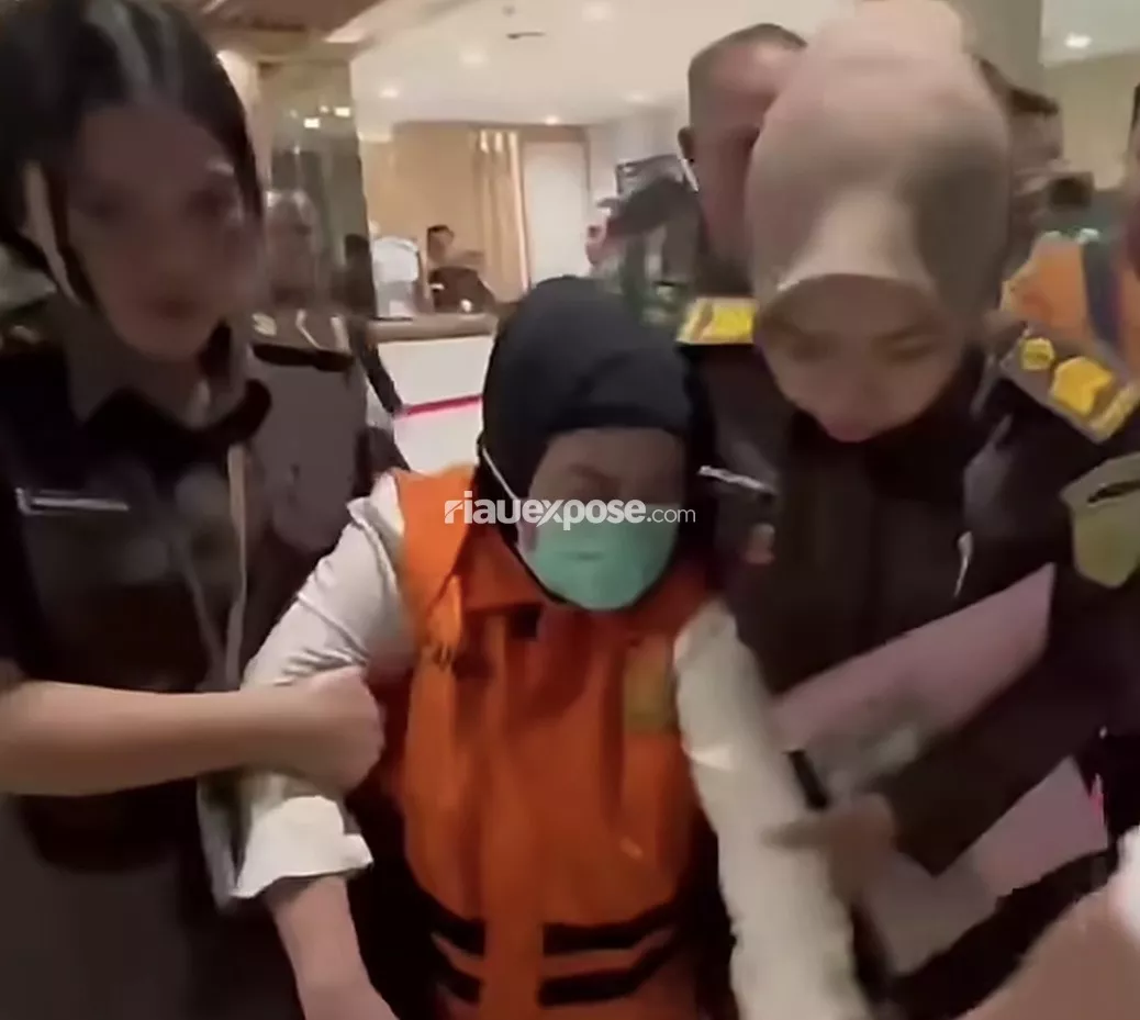 Komut SPRH Tiswarni Pingsan, Dibopong Jaksa ke Mobil Tahanan 