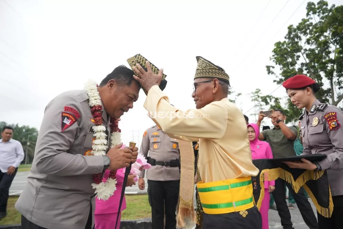 Irjen Arman Achdiat Terima Tanjak LAMR Siak, Simbol Penerimaan Adat