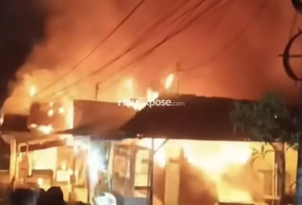 Dini Hari Membara, Kebakaran Hanguskan 7 Bangunan di Rumbai Pekanbaru