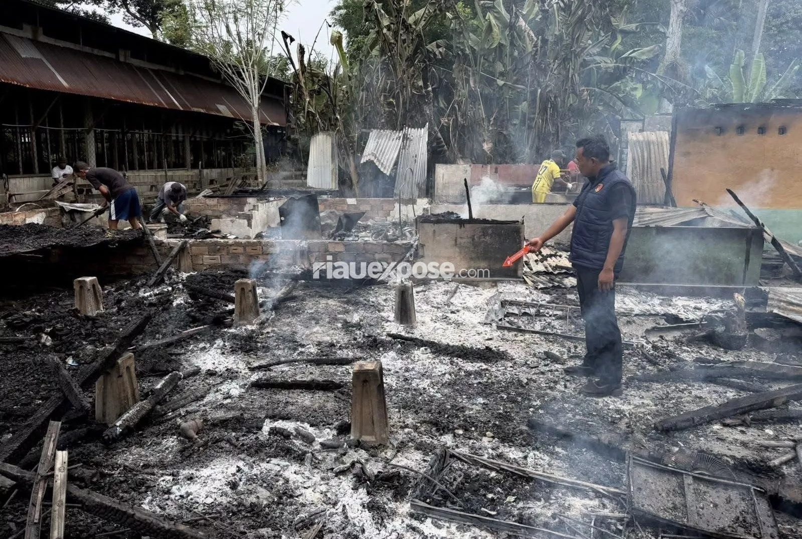 Rumah Camat Merbau dan Ketua DPRD Meranti Terbakar