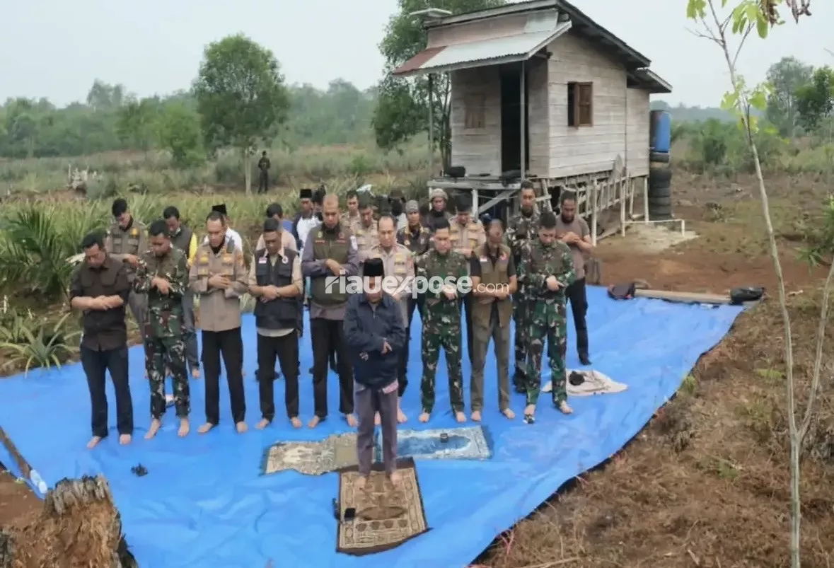 Kapolda-Pangdam dan Bupati Inhu Salat Minta Hujan di Lahan Karhutla