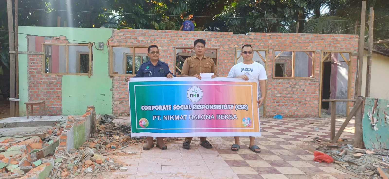  PT NHR dan PT Arkananta Buana Cipta Agro Salurkan CSR untuk Renovasi RA Darul Ulum Sungai Akar