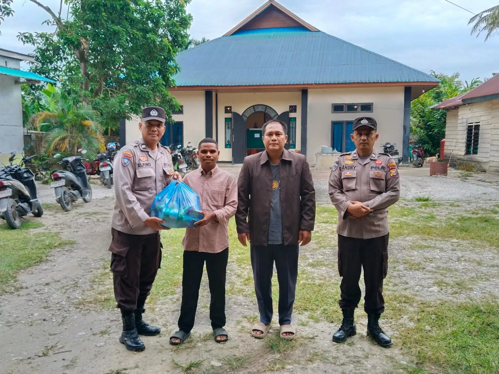 Polsek Kuantan Tengah Salurkan Sembako dan Serap Aspirasi Warga Melalui Program Minggu Kasih