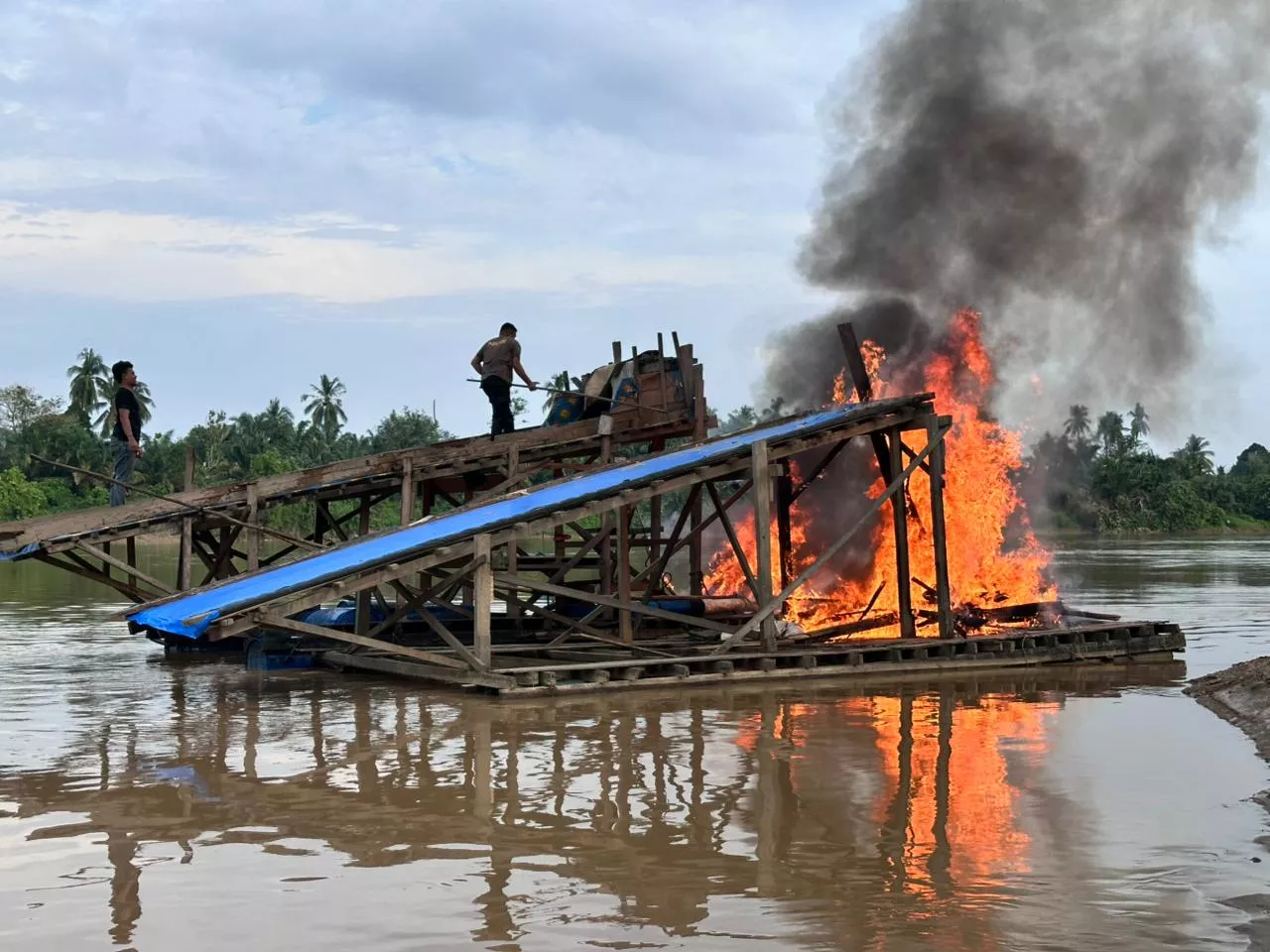 Polsek Cerenti Tindak Lanjuti Laporan Contact Center 110, Empat Rakit PETI Dimusnahkan di Desa Pulau Busuk
