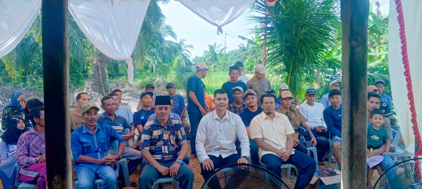 Reses di Sungai Nyamuk, Anggota DPRD Rohil Rahmad Iman Cahyadi Janji Tuntaskan Jalan Poniman dalam Satu Periode