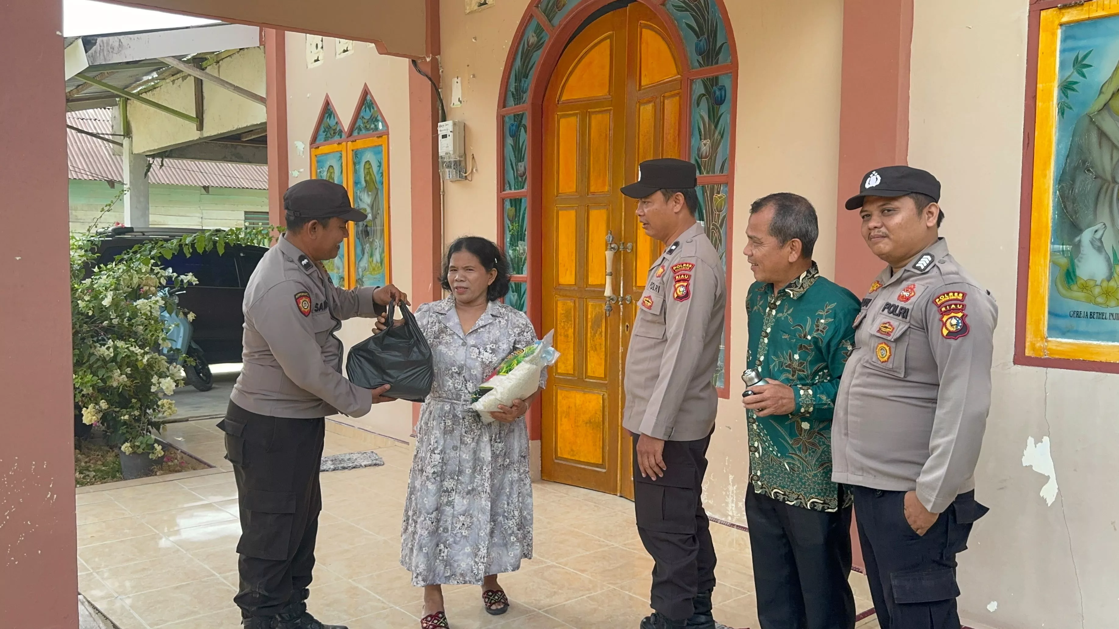 Polsek Singingi Laksanakan Minggu Kasih, Salurkan Bantuan Sembako dan Tampung Aspirasi Warga
