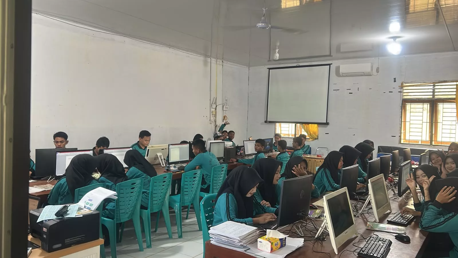 Listrik Di SMA Ini Diduga Merusak Komputer Sekolah