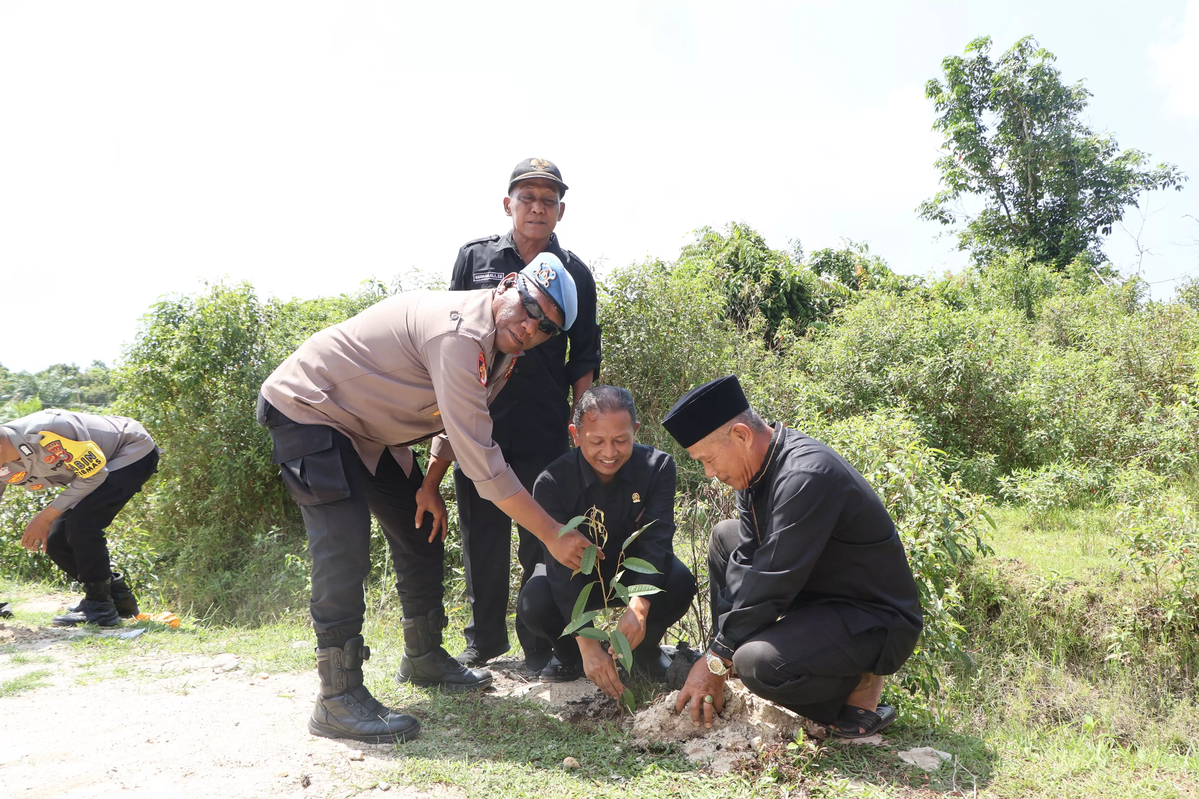 Wakapolres Kuansing Pimpin Penanaman Pohon Green Policing di Desa Muara Jaya Kopah