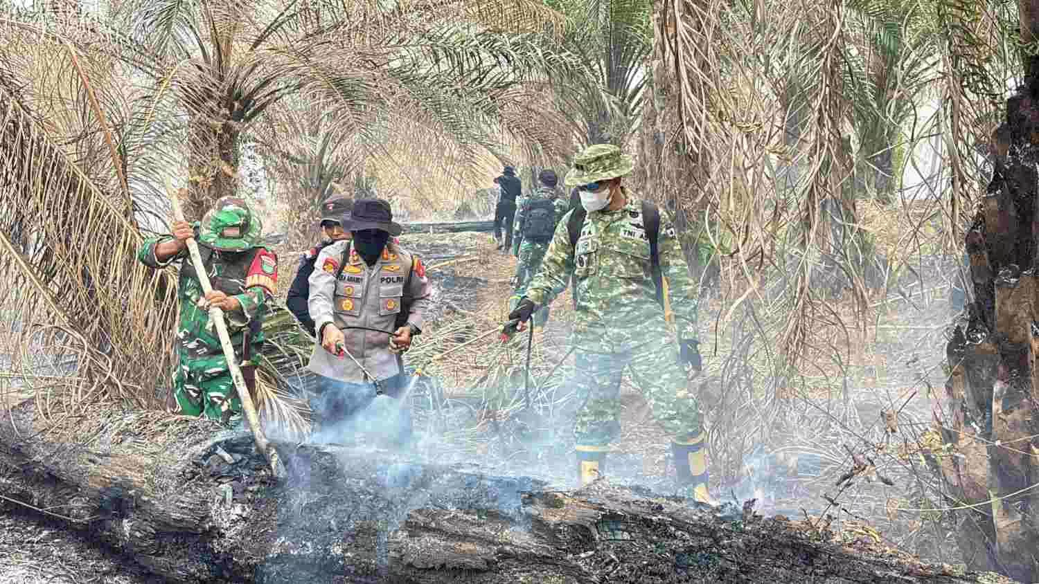 Maksimalkan Penanganan Karhutla Di Inhu, Kapolres-Dandim Bermalam dan Beribadah di Lokasi