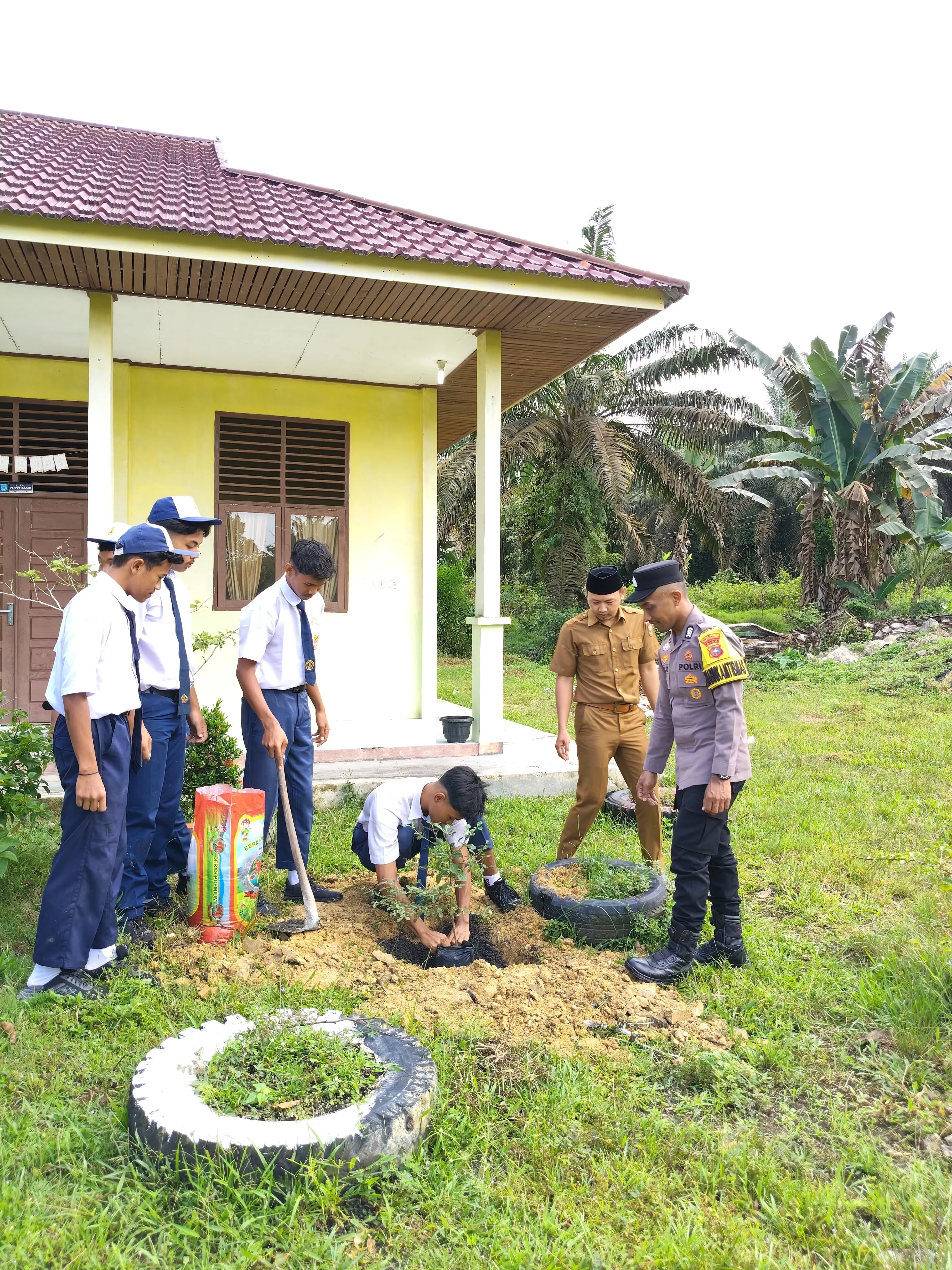 Polsek Logas Tanah Darat Tanamkan Kesadaran Lingkungan Melalui Program Green Policing di SMPN 5 LTD