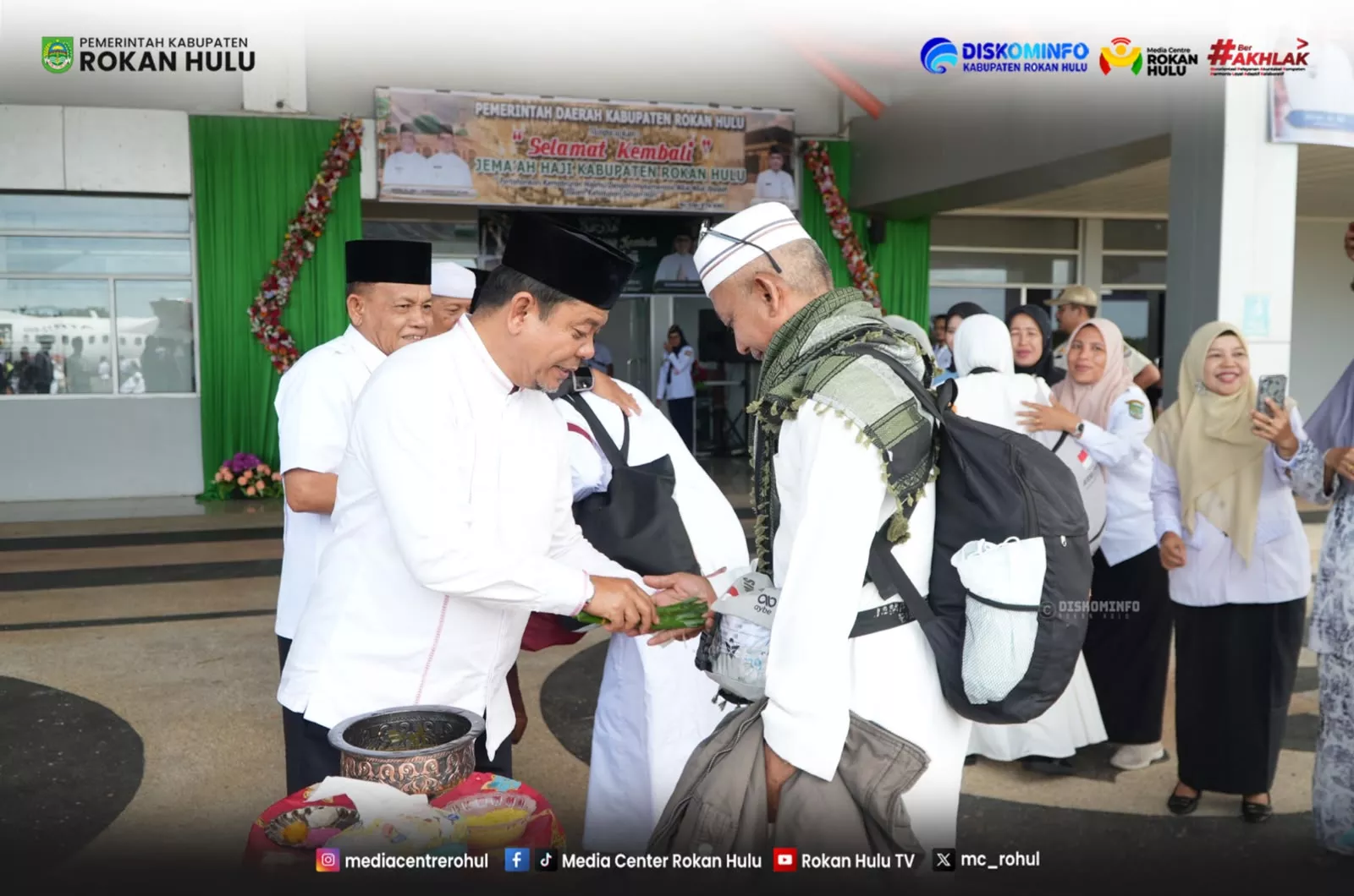 Penuh Haru, Wakil Bupati Rohul Sambut Kepulangan Jemaah Haji Kloter 8