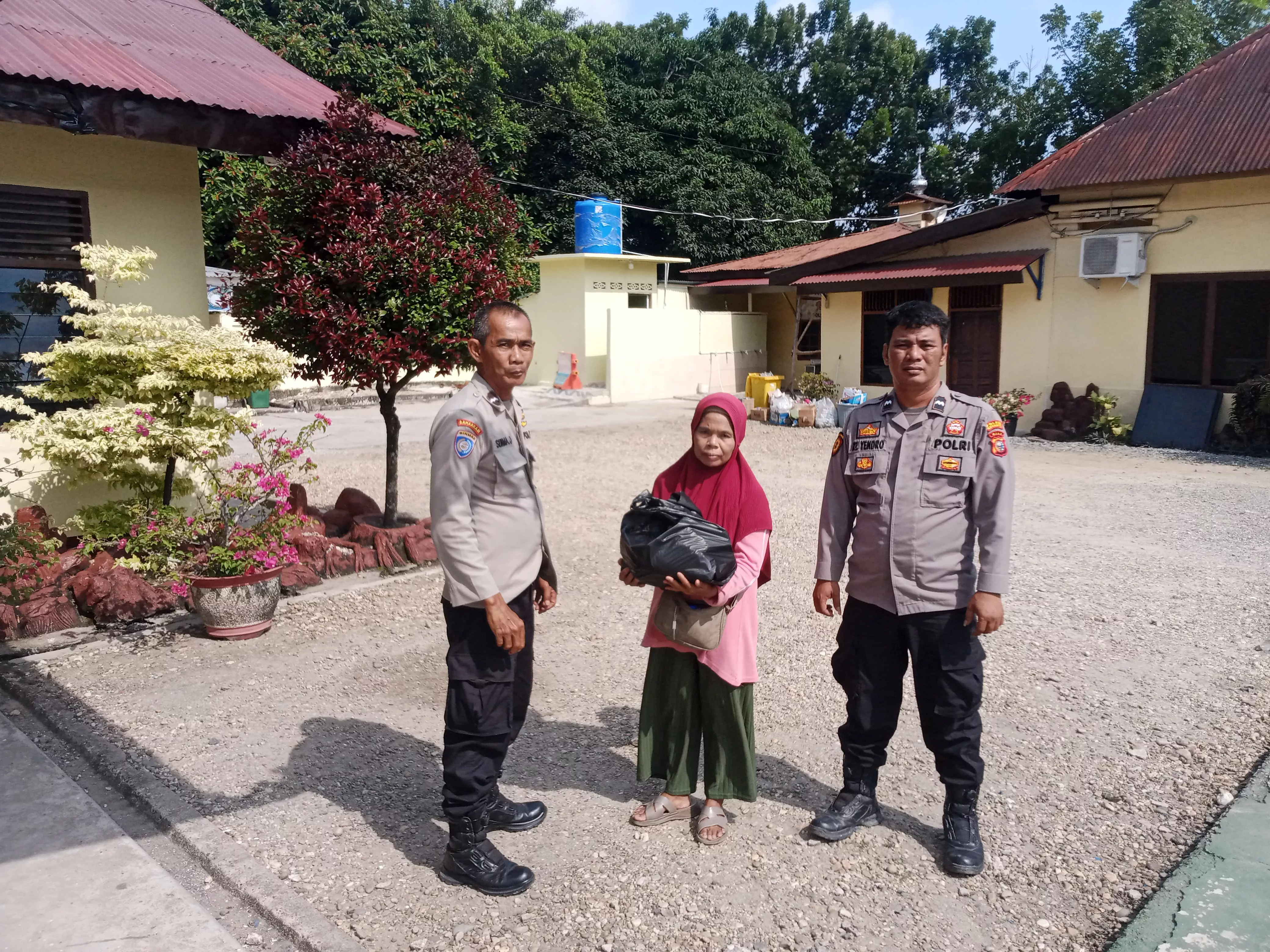 Polsek Kuantan Tengah Salurkan Bantuan Sembako melalui Program Minggu Kasih