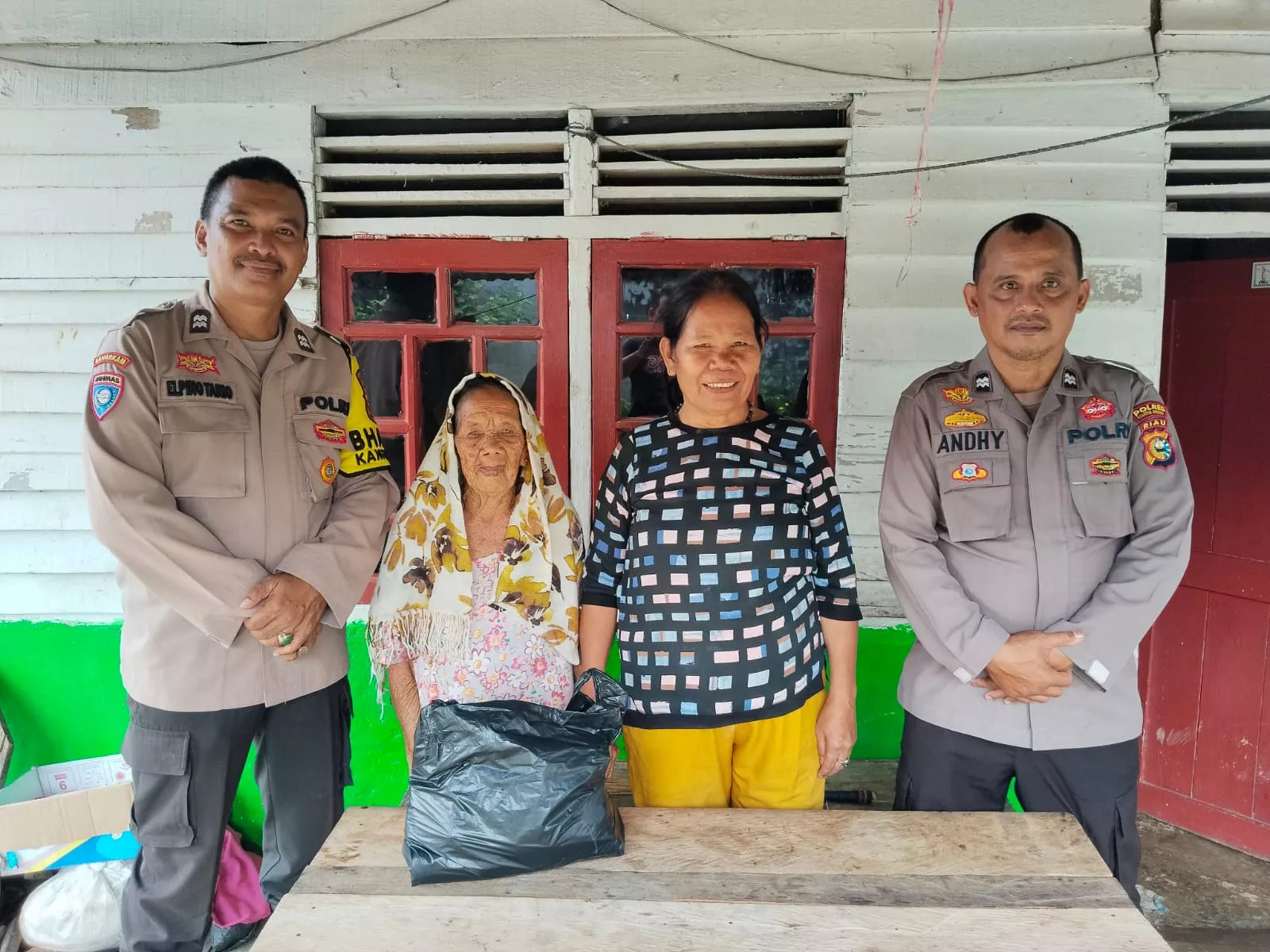 Polsek Kuantan Tengah Hadir Melalui Minggu Kasih, Salurkan Bantuan Sembako kepada Masyarakat