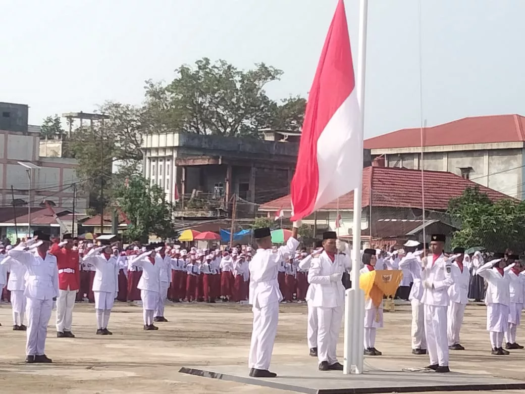 Camat Kateman Pimpin Upacara Penurunan Bendera HUT ke-81 RI, Tiga Pelajar Jadi Pengibar Sang Merah Putih
