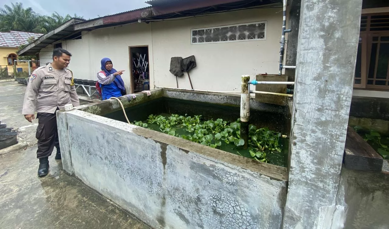  Bukan Sekadar Sambang, Bhabinkamtibmas Ajak Warga Kembangkan Kolam Patin Produktif