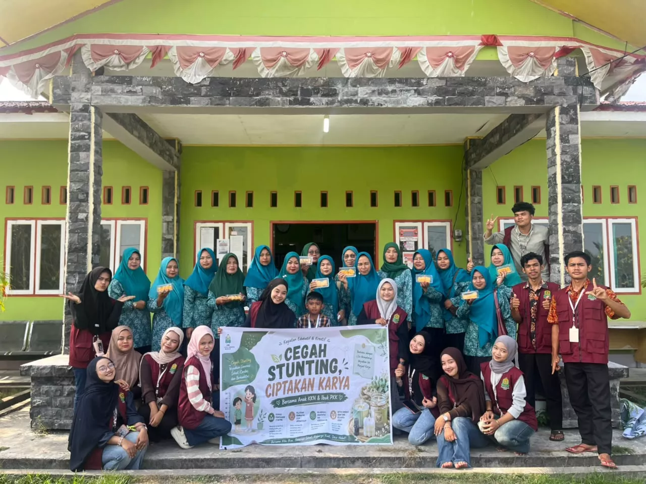 Manfaatkan Limbah Dapur, Mahasiswa KKN IAIN Bengkalis Latih Warga Buat Pupuk Organik Cair dari Air Cucian Beras
