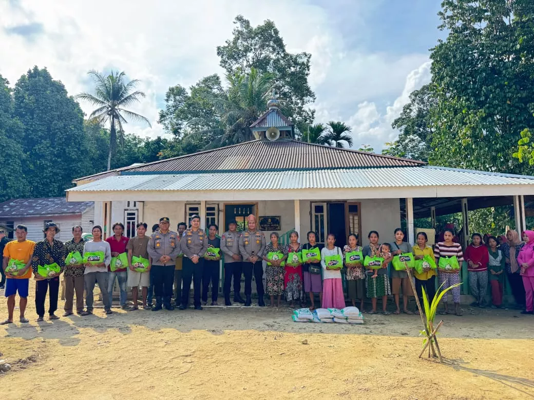 Bakti Sosial Hari Bhayangkara ke-80, Kapolres Inhu Susuri Sungai Gansal ke Pedalaman Suku Talang Mamak