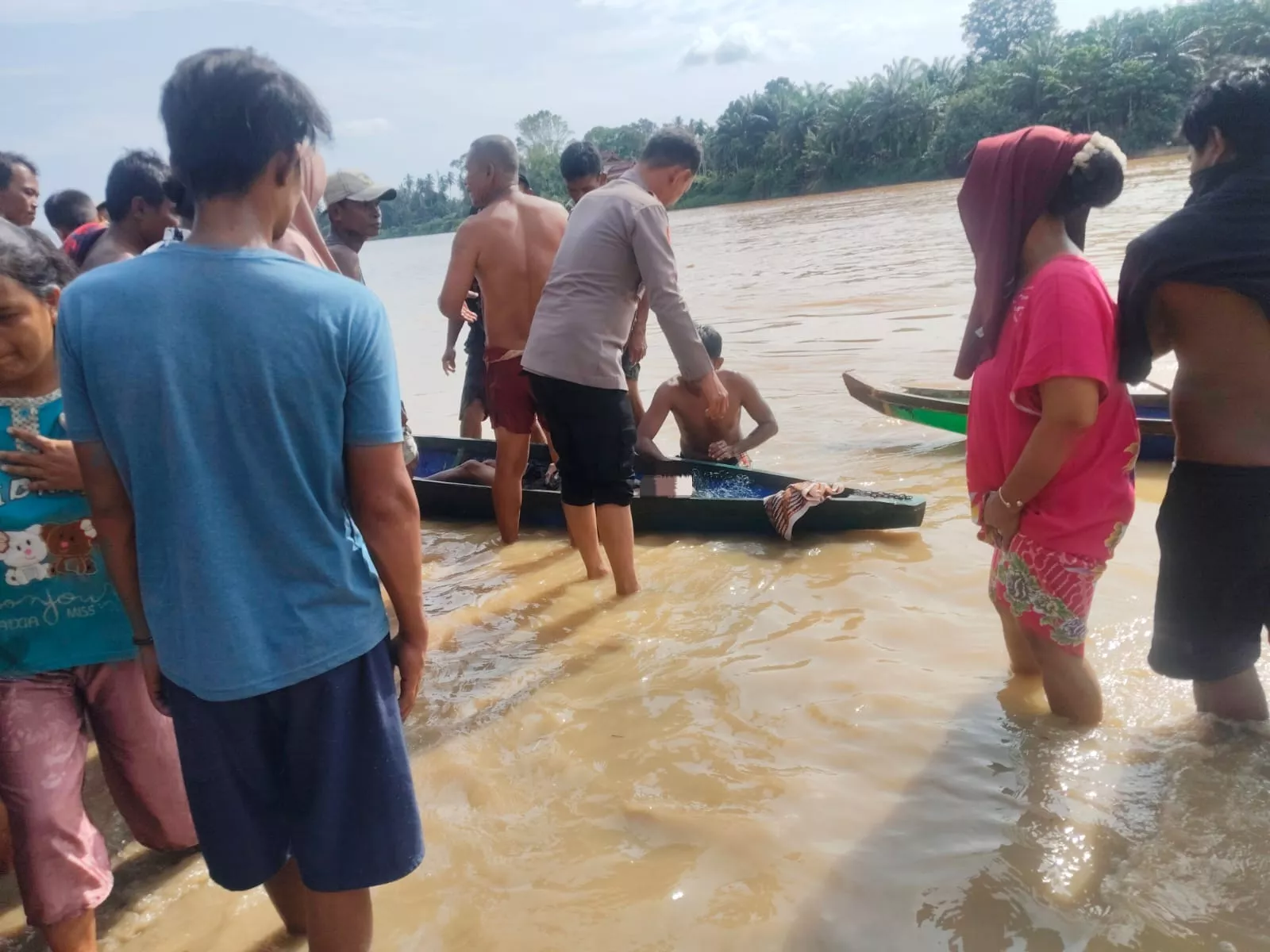 Polisi Evakuasi Korban Tenggelam di Sungai Kuantan, Warga Diimbau Tingkatkan Kewaspadaan