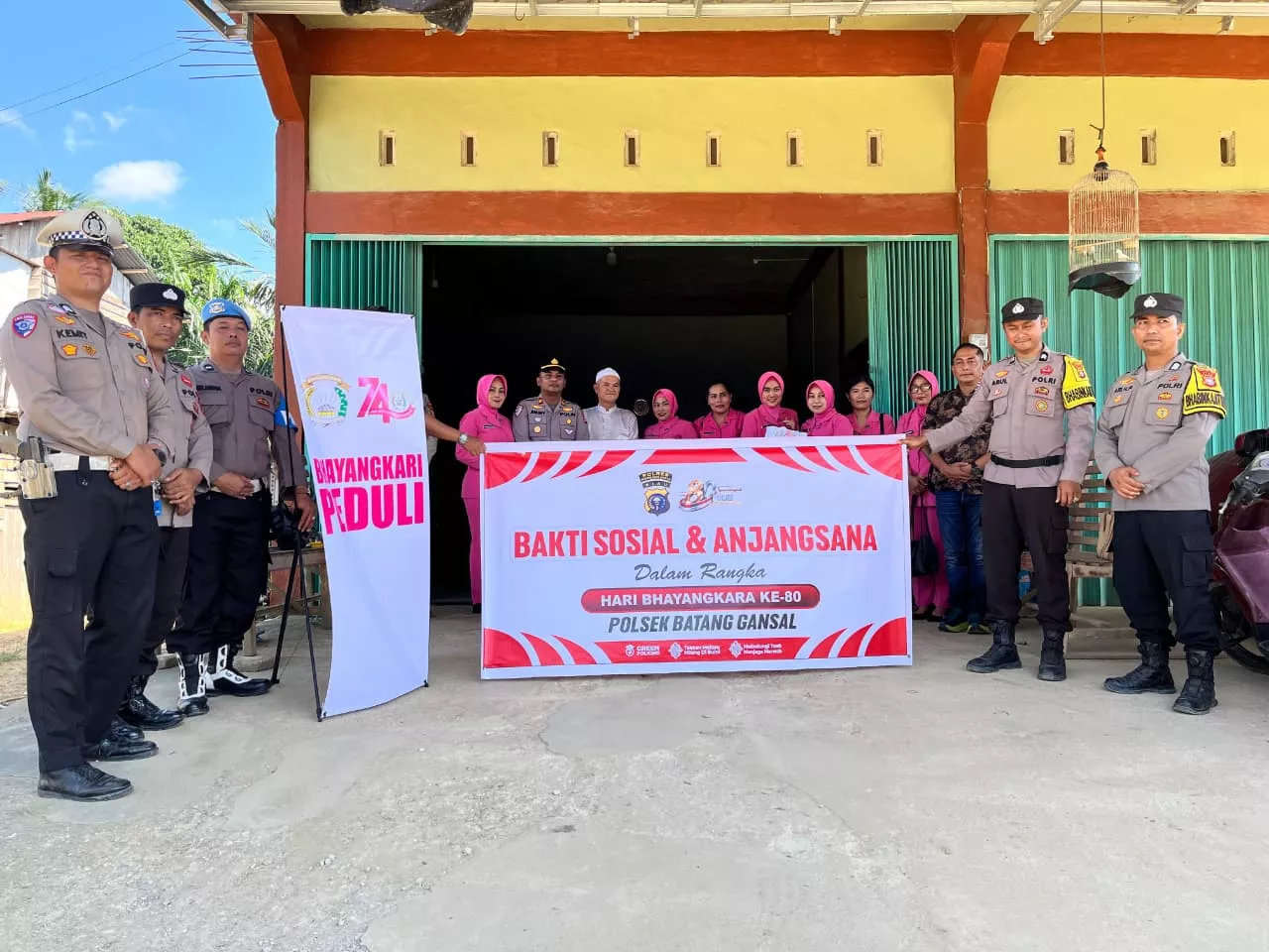  Polsek Batang Gansal Gelar Bakti Sosial dan Anjangsana Sambut HUT Bhayangkara ke-80