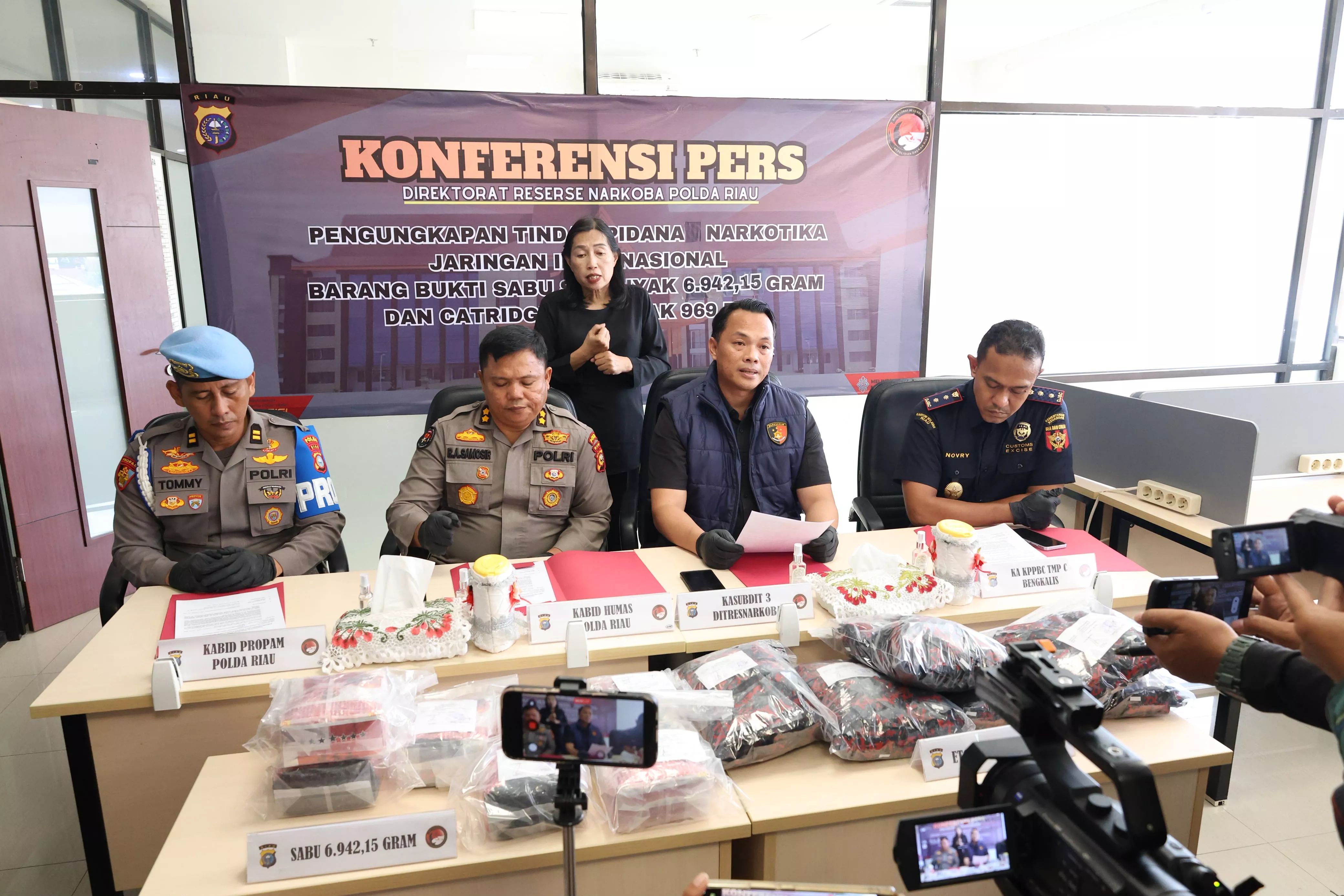 Selamatkan 35 Ribu Jiwa, Polda Riau Gagalkan Peredaran 6,94 Kg Sabu dan 969 Cartridge Etomidate Senilai Rp9,8 Miliar