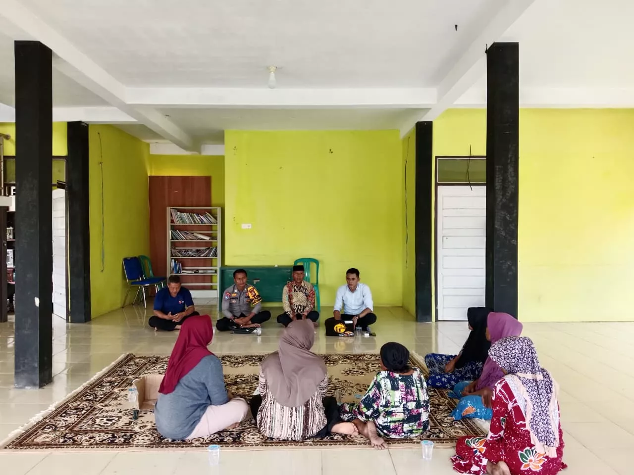 Jumat Curhat di Desa Perhentian Luas, Polsek Logas Tanah Darat Serap Aspirasi Warga untuk Ciptakan Kamtibmas Kondusif
