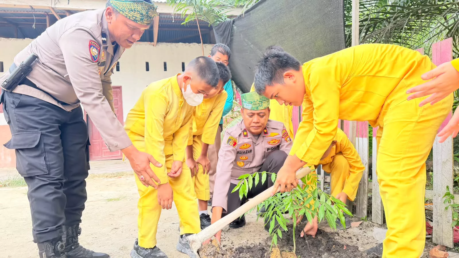 Kenalkan Green Policing ke Anak Sekolah, Polsek Tanah Putih Tanamkan Kesadaran Lingkungan Sejak Dini