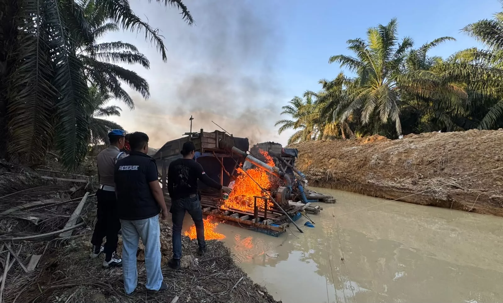 Polsek Singingi Hilir Tertibkan Dua Rakit PETI Jenis Dompeng di Desa Petai