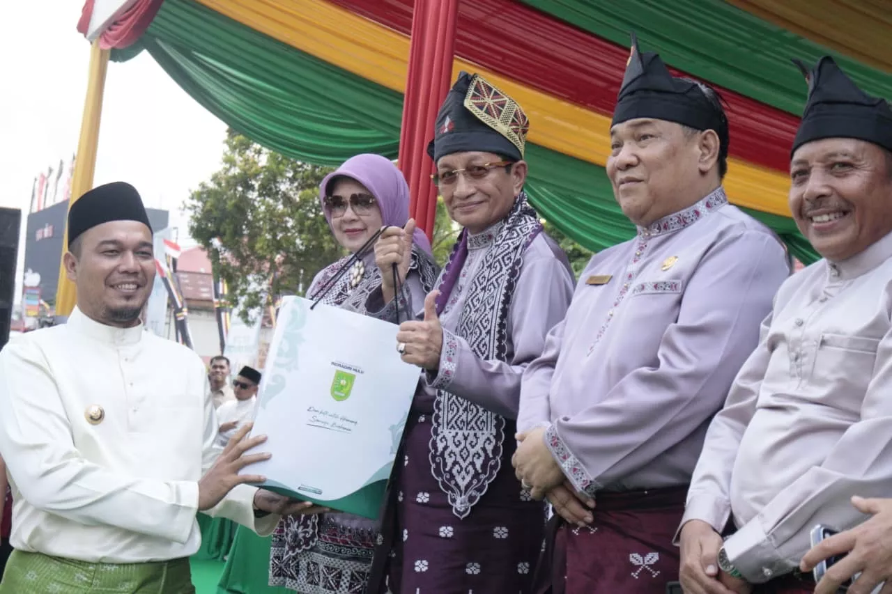 Bupati Ade Agus Serahkan Cendera Hati kepada Menteri Agama Saat Pawai Ta’aruf MTQ Riau