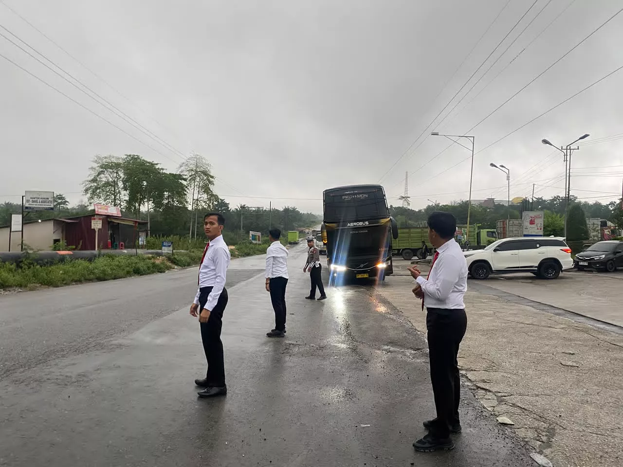Meski Hujan Deras, Personel Polres Rohil Tetap Tegap Jaga Titik Keramaian Demi Kenyamanan Warga