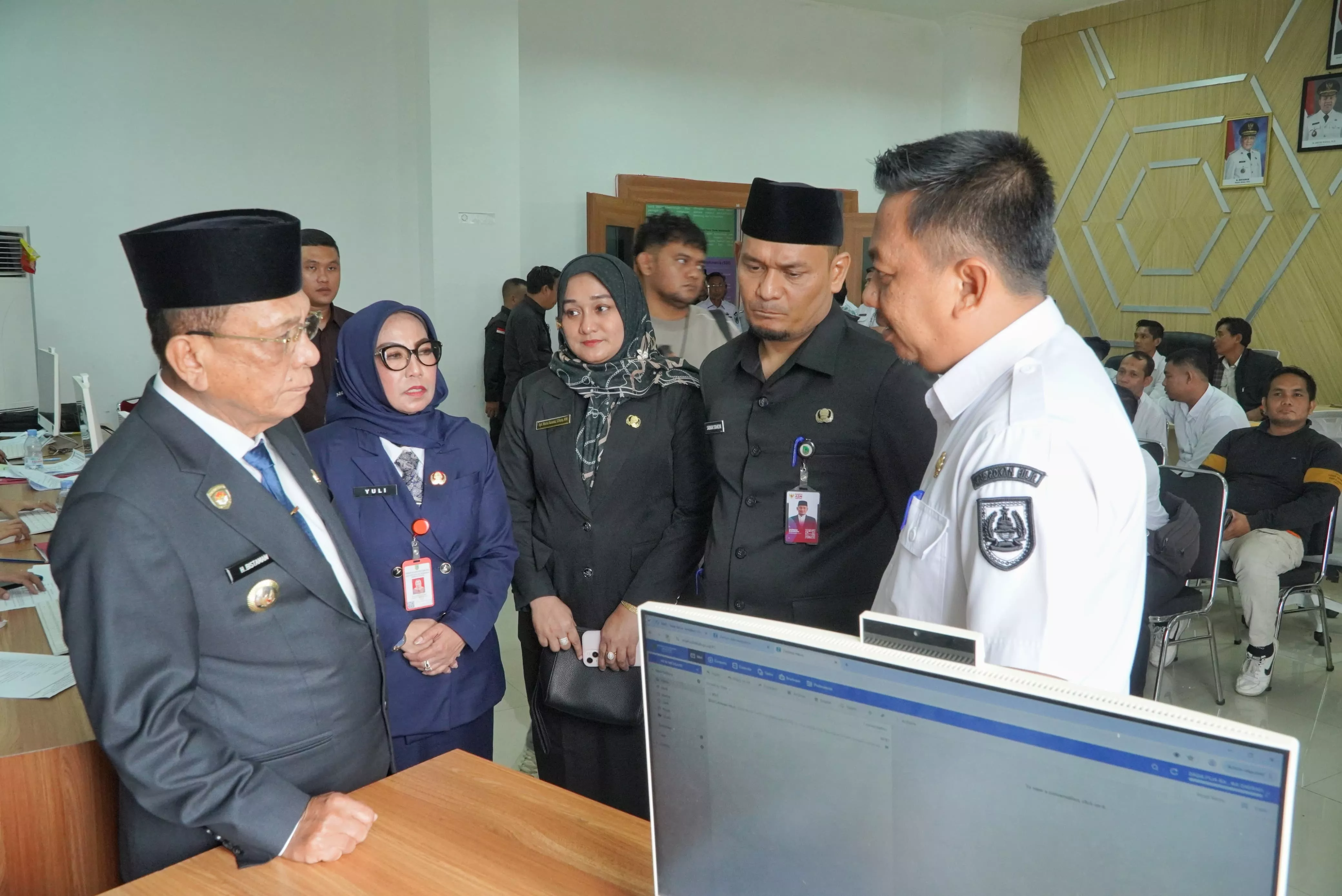 Percepat Digitalisasi Birokrasi, Bupati Rohil H. Bistamam Tinjau Perekaman TTE PPPK Paruh Waktu di Diskominfotiks